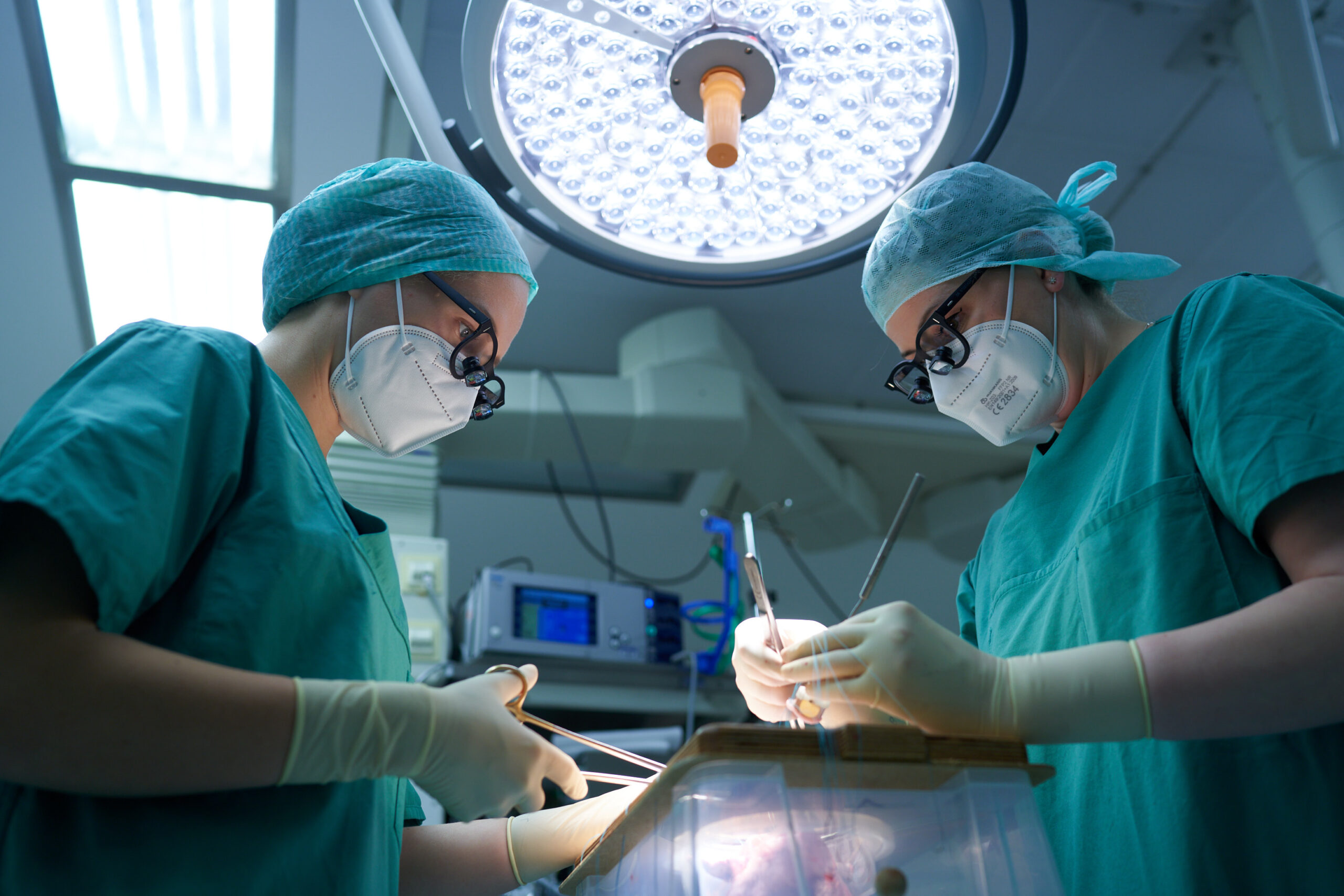 Medizin & Healthcare – Operationssaal Ärtze während OP