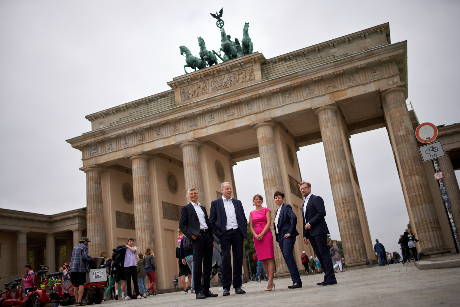 Immobilien, Recht & Finanzen – Team Teambild vor dem Brandenburger Tor
