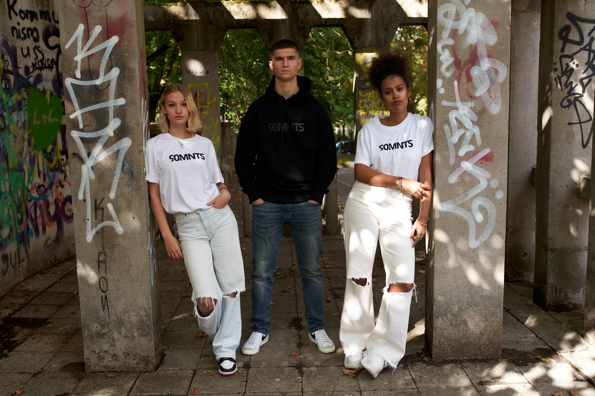 Fashion & Lifestyle – Produktshooting Model im Fashion-Shooting vor urbanem Hintergrund