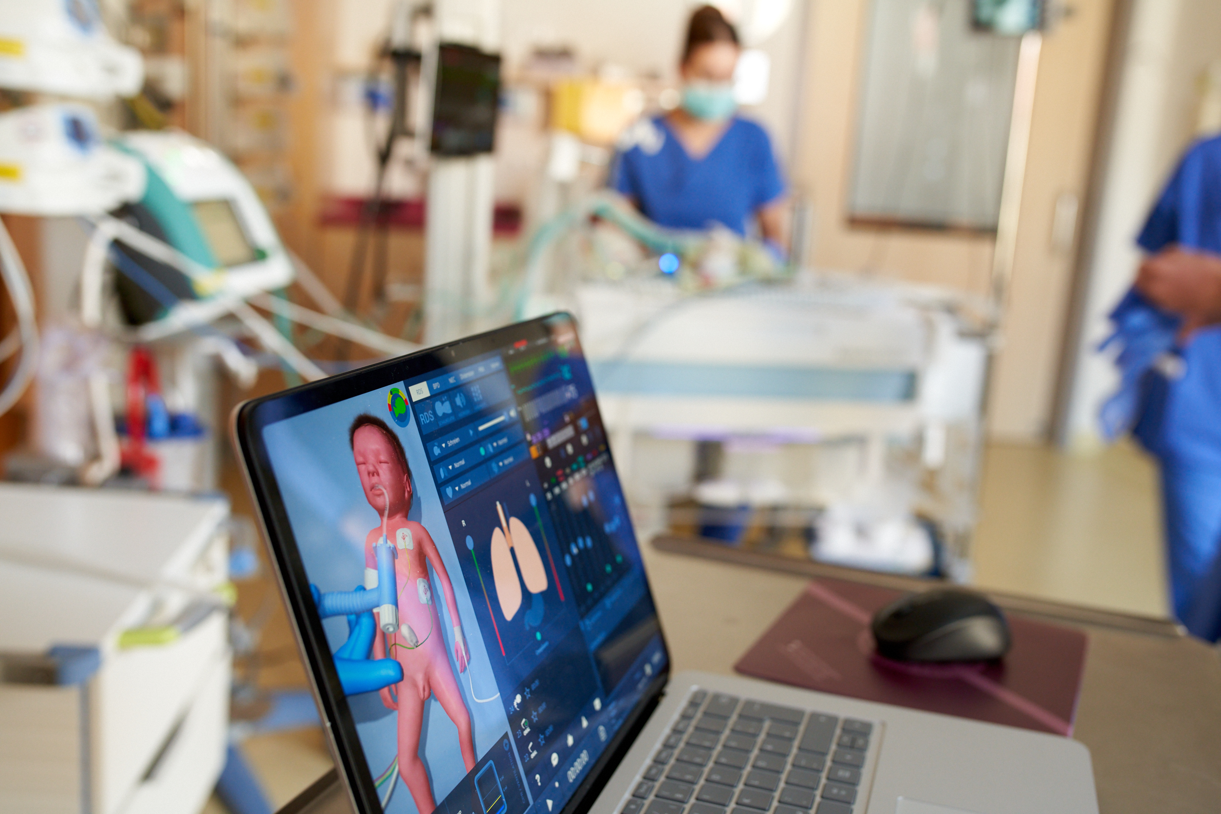 Medizin & Healthcare – Behandlung/Untersuchung Medizintechnik bei einer Untersuchung im Behandlungsraum