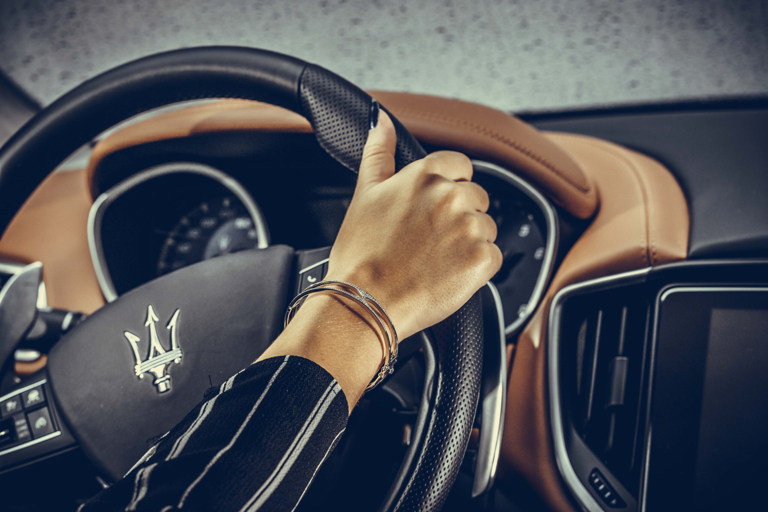 Fashion & Lifestyle – Kampagnenshooting Model im Jewelry-Shooting im Maserati