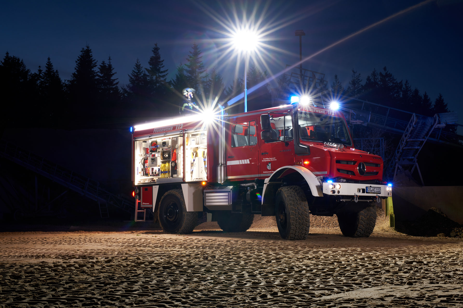 Industrie, Handwerk & Fahrzeugbau – Fahrzeug/Technik Feuerwehrfahrzeug in Einsatzumgebung