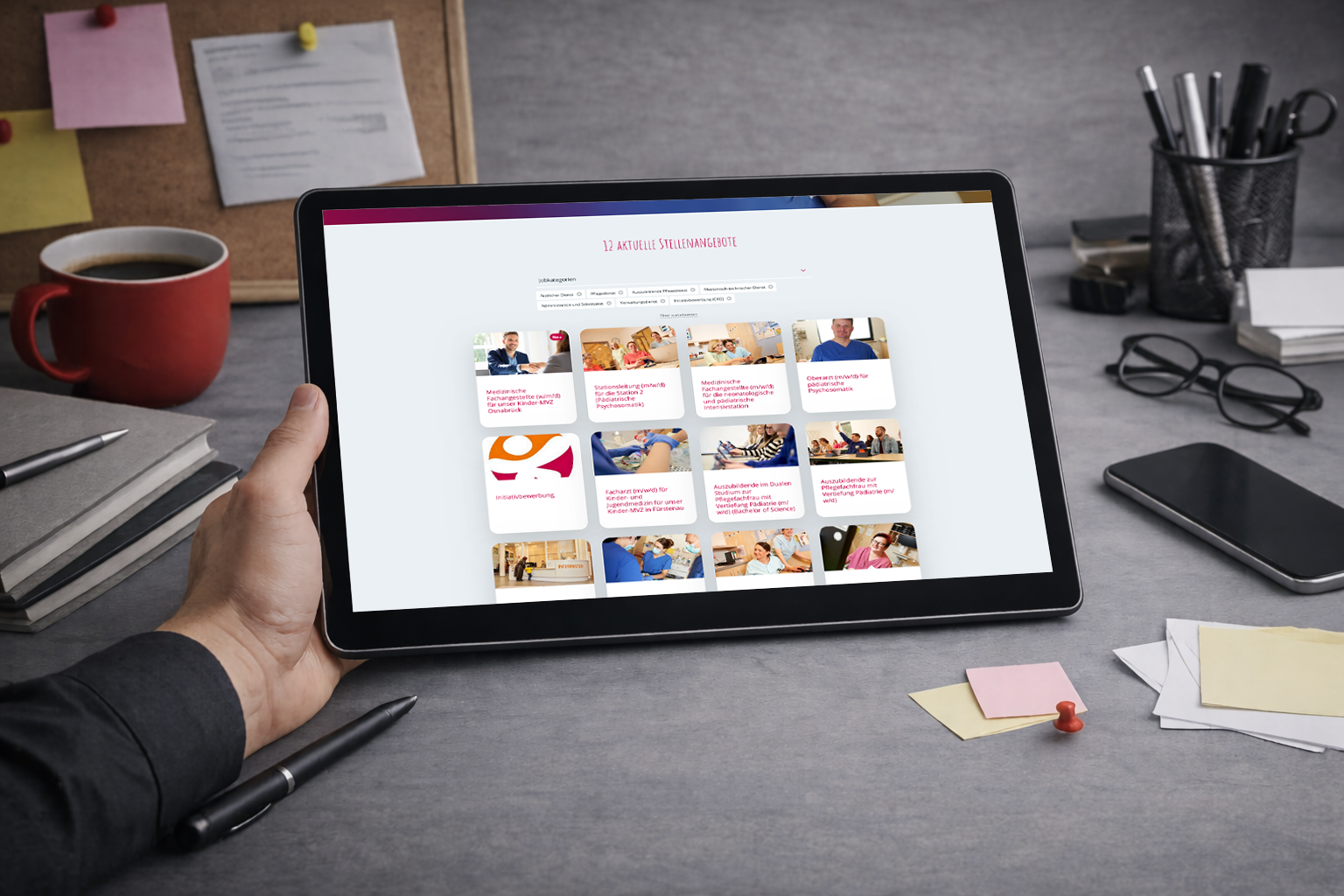 Websiteansicht auf einem Tablet am Arbeitsplatz