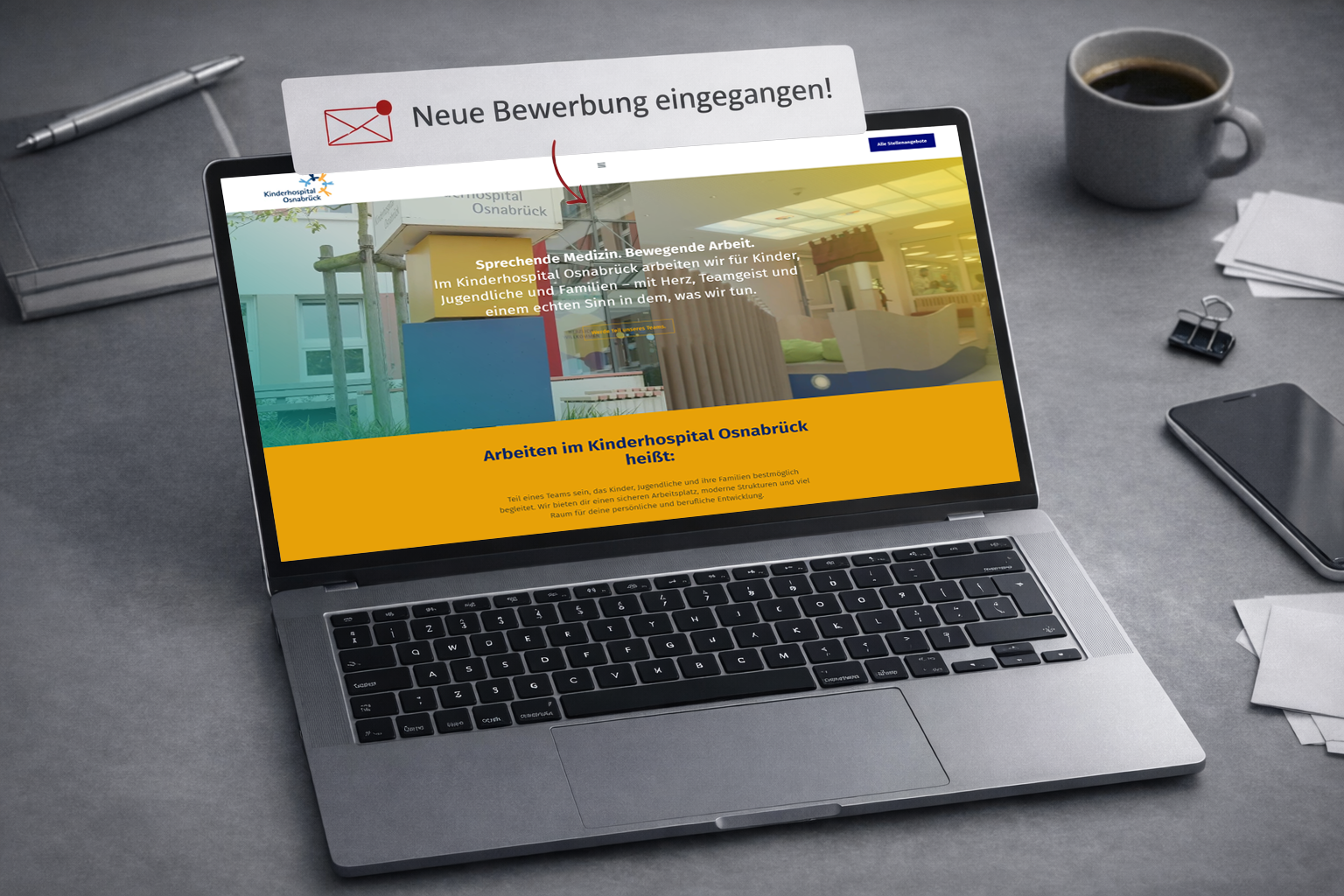 Karrierewebsite mit Informationen für Bewerber auf einem Laptop