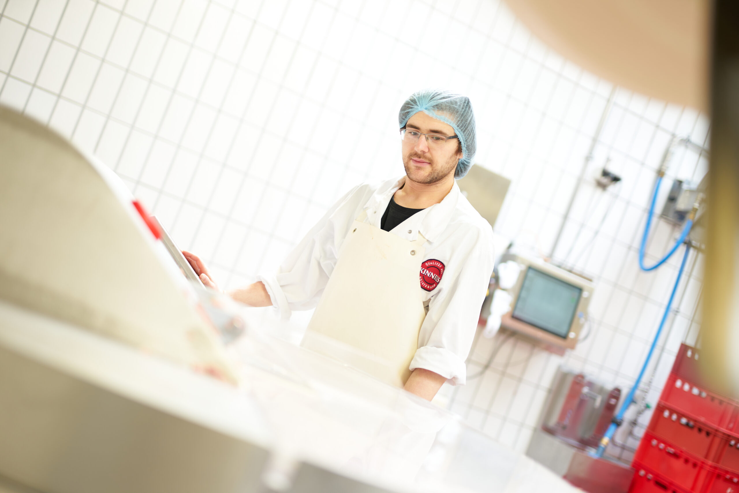 Mitarbeiter in einem handwerklichen Produktionsbetrieb