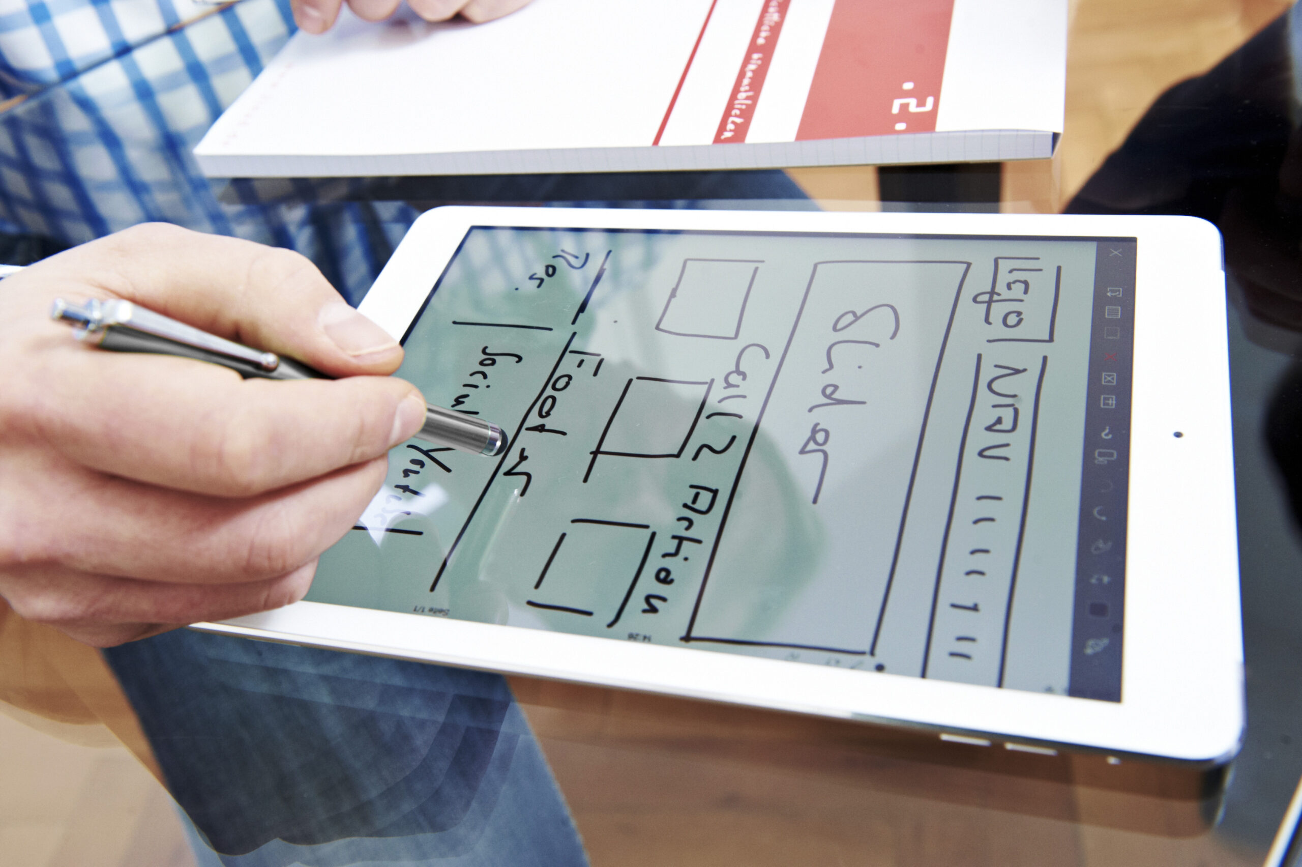 Skizze einer Website-Struktur auf einem Tablet