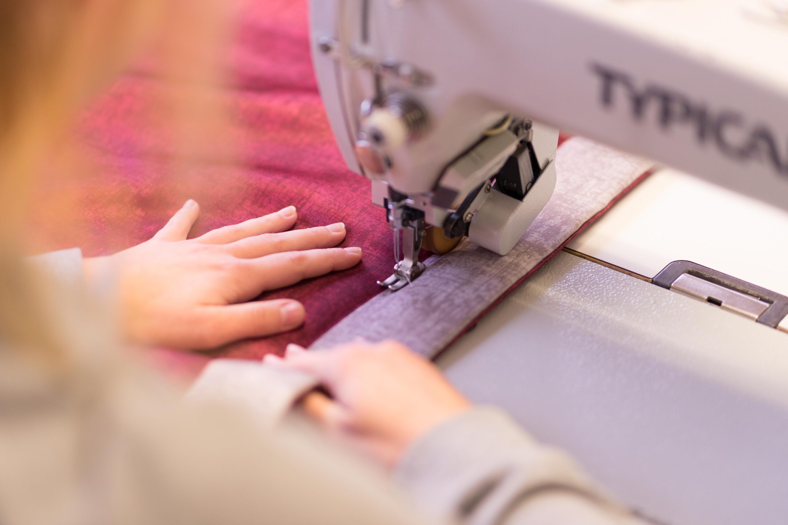 Handwerkliche Fertigung an einer Industrienähmaschine