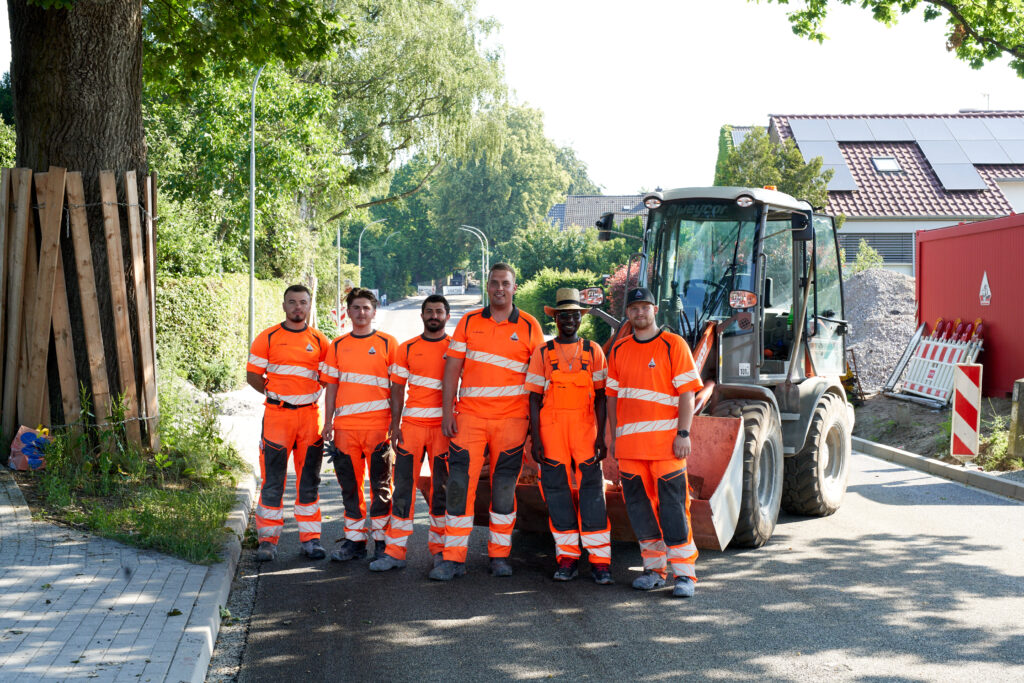 Team eines Handwerksbetriebs bei einem gemeinsamen Projekt