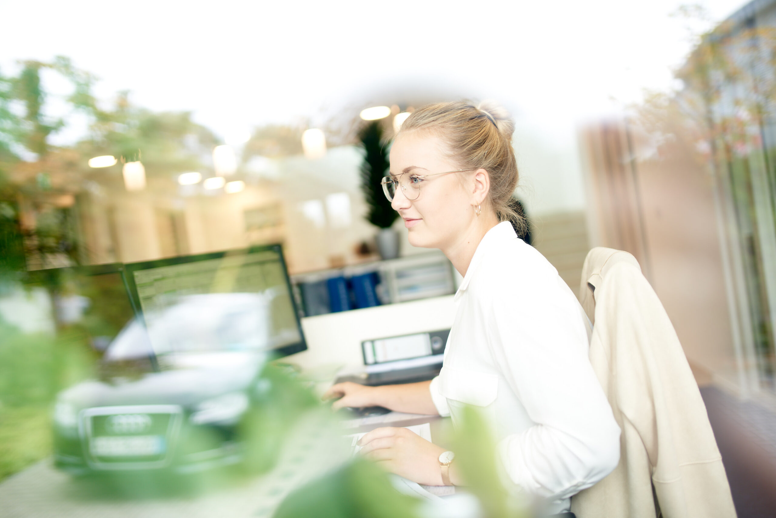 Mitarbeiterin im Büroalltag eines Unternehmens