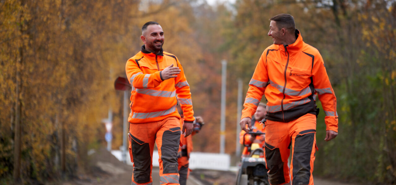 Handwerker im Arbeitseinsatz auf einer Baustelle