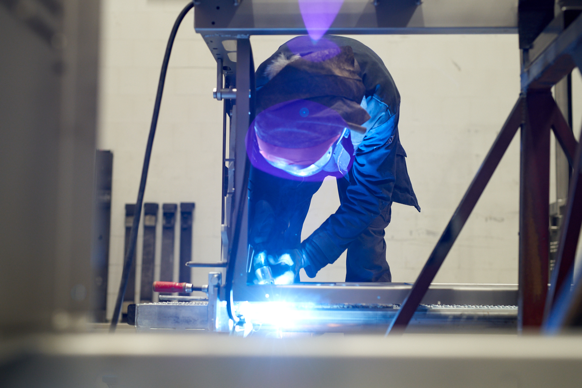Schweißarbeiten in einem industriellen Arbeitsumfeld