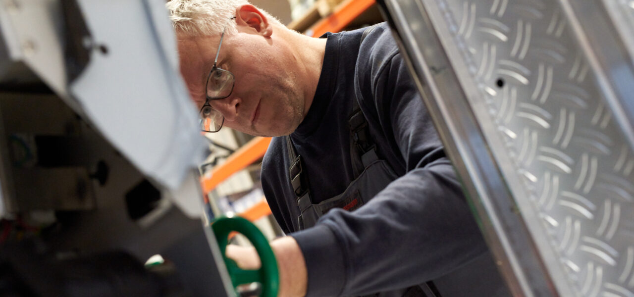 Mitarbeiter beim Pumpeneinbau