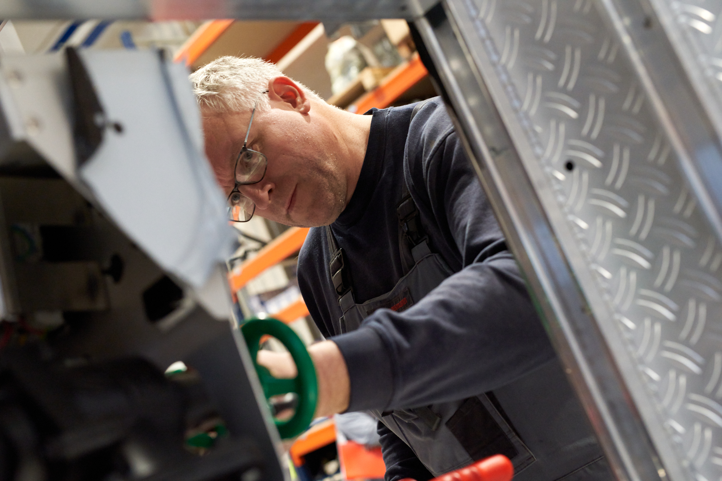 Mitarbeiter beim Pumpeneinbau