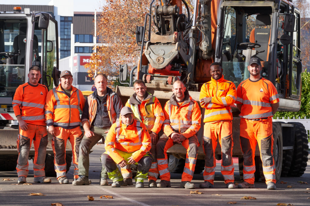 Mitarbeiter eines Handwerksbetriebs auf einer Baustelle