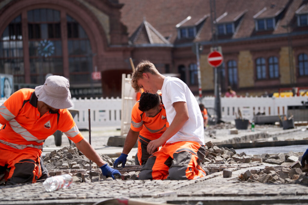 Straßenbauer bei Arbeiten auf einer Baustelle