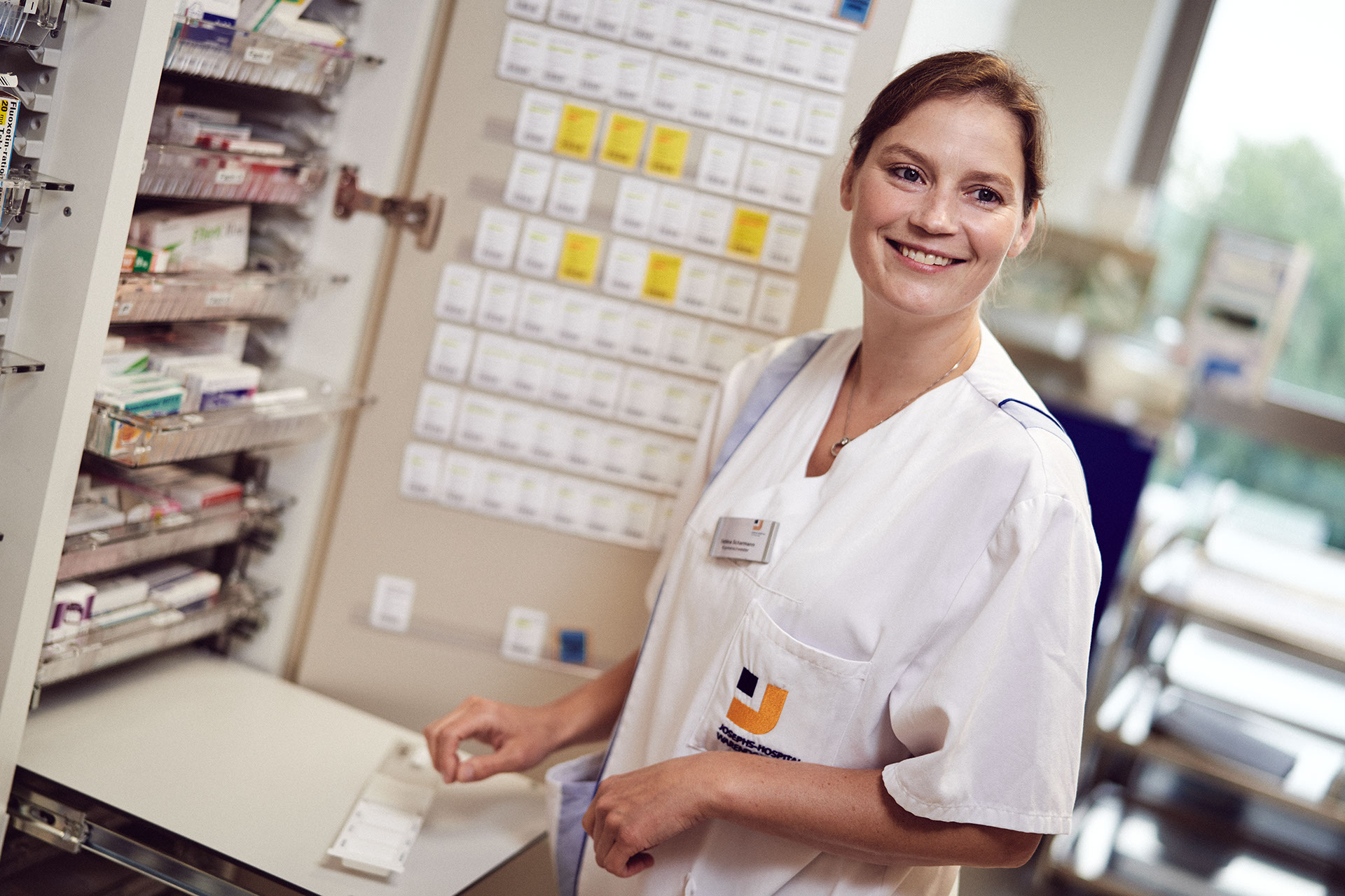 Pflegekraft im Arbeitsalltag einer Gesundheitseinrichtung